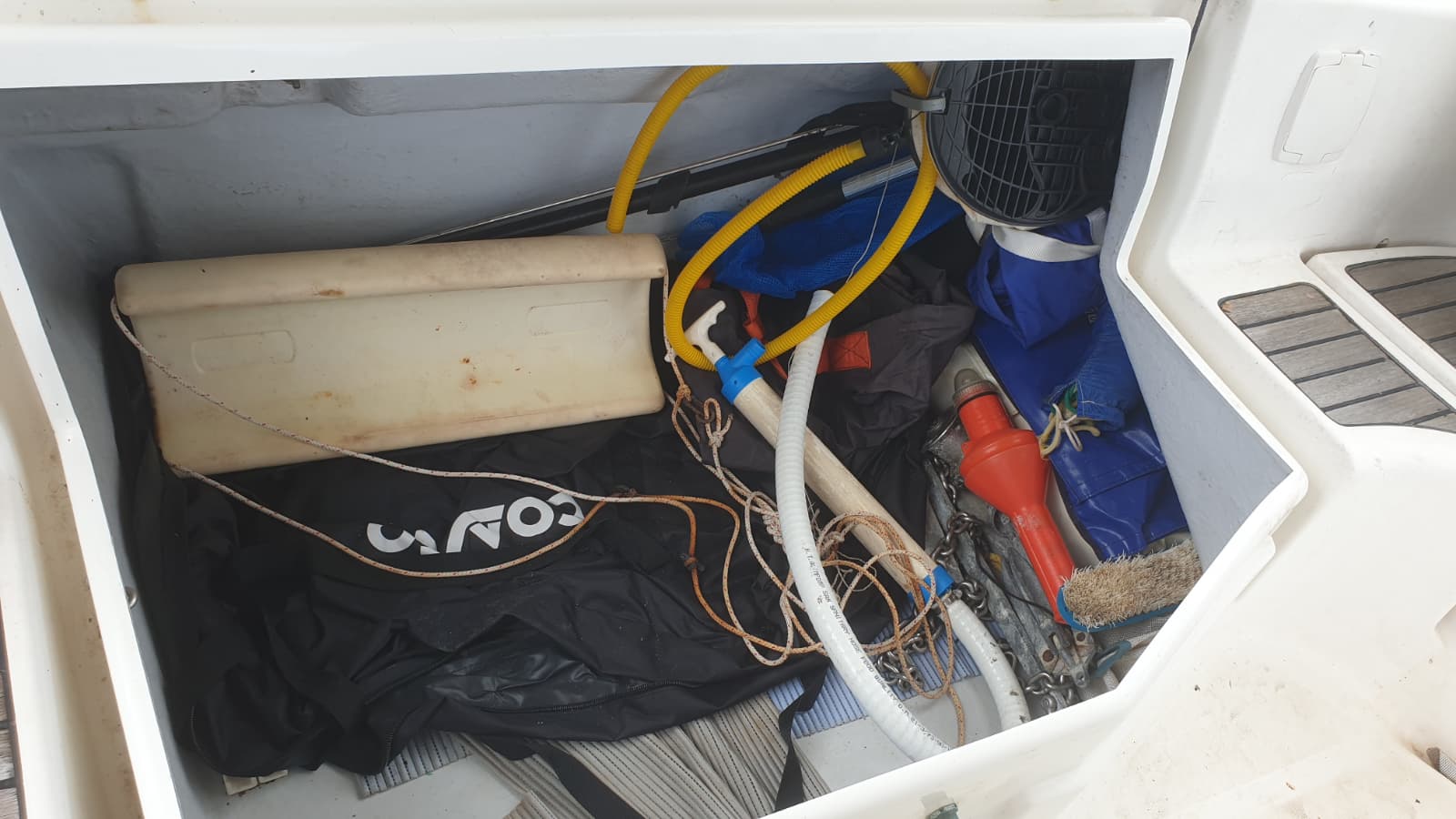 Coffre de rangement arrière tribord, où se range l'annexe